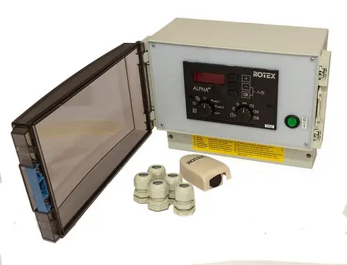Daikin Steuerungseinheit mit digitalem Display, Reglern und Tasten zur Bedienung, umgeben von Montagezubehör in einer geschlossenen Box.